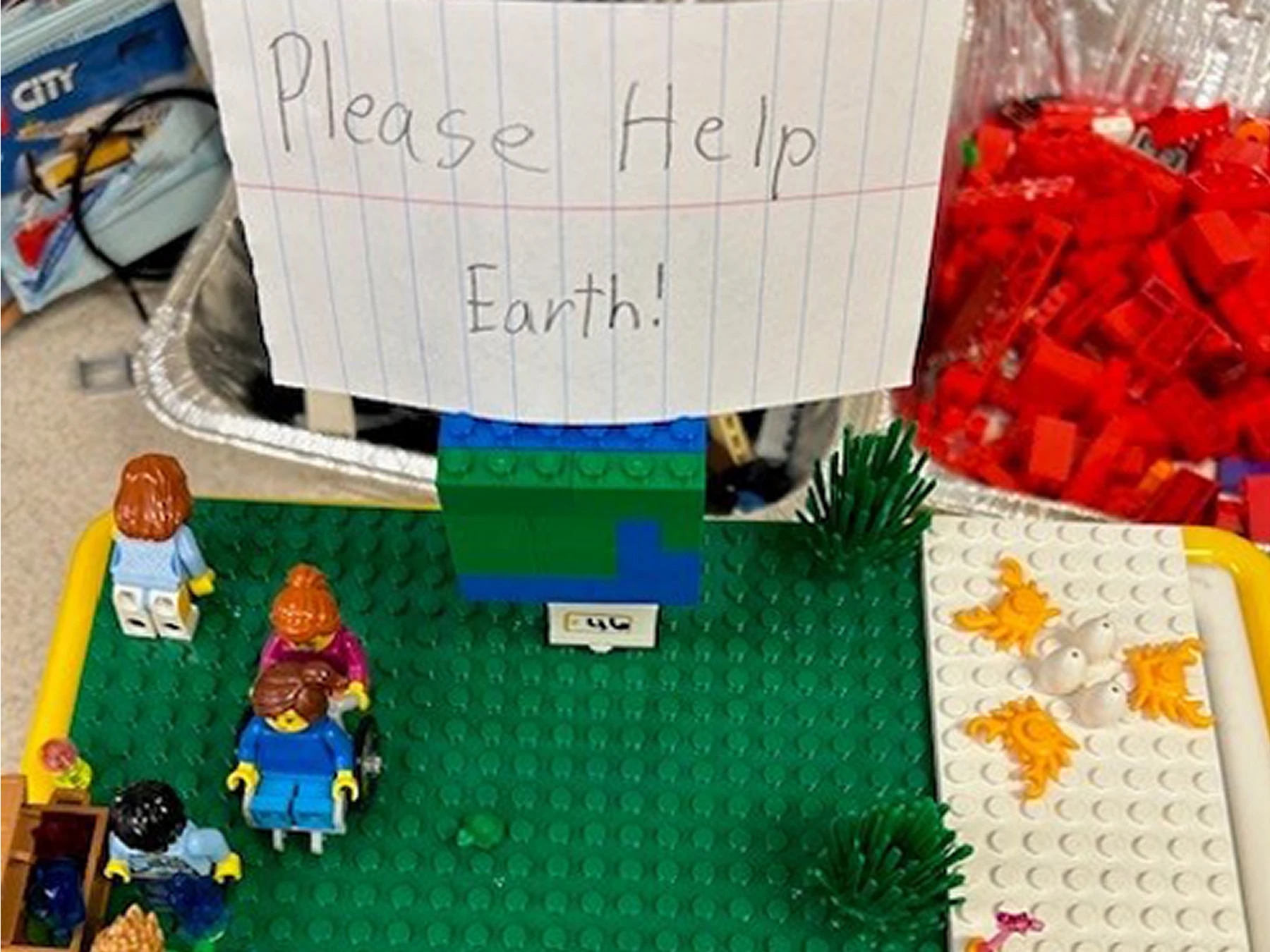 Copii colaborand la un proiect LEGO